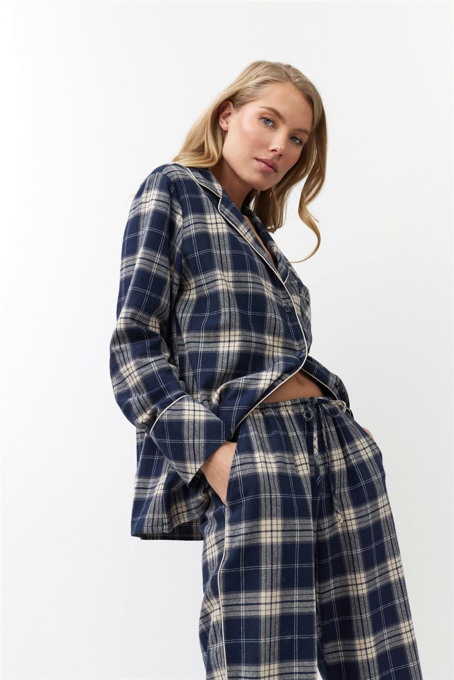Frau in einem Flanell-Pyjama in Marine und Creme von Aruelle