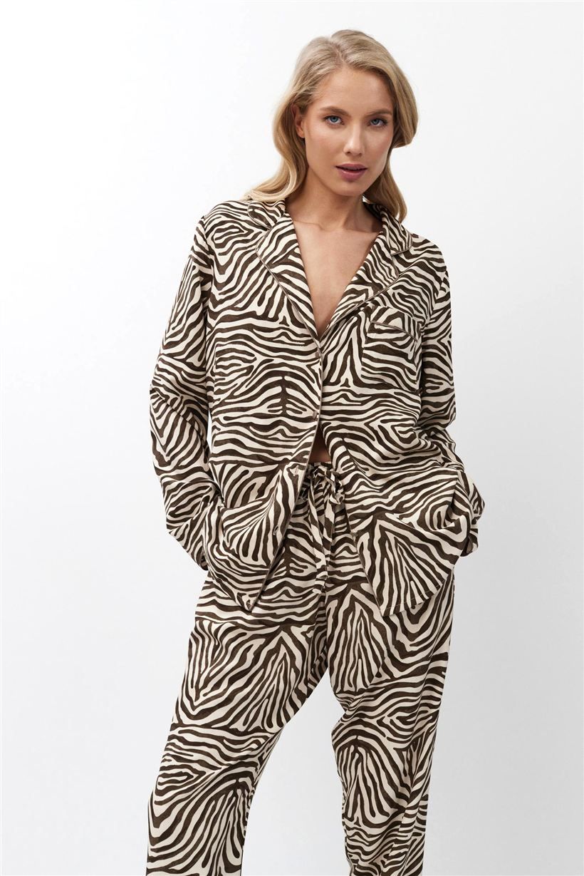 Frau in einem Pyjama aus Viskose mit Zebra-Muster in Braun und Creme von Aruelle